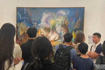 Tác phẩm "Địa đàng" của Nguyễn Văn Chung thu hút sự quan tâm của công chúng thưởng lãm.