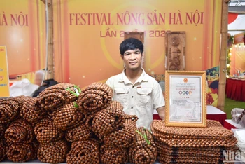 Rèm hạt gỗ Hương, Hà Nội, sản phẩm OCOP 4 sao. (Ảnh: NHẬT QUANG)