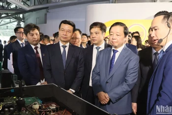 Phó Thủ tướng Chính phủ Trần Hồng Hà cùng các đại biểu tham quan các gian triển lãm tại Diễn đàn. 