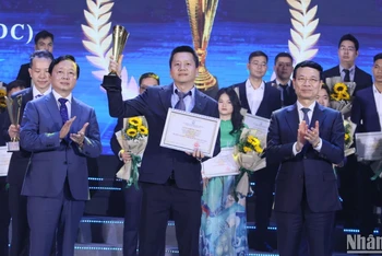 Phó Thủ tướng Chính phủ Trần Hồng Hà trao thưởng cho những sản phẩm công nghệ số đoạt giải Vàng.