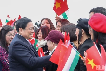Đông đảo kiều bào Việt Nam tại Hungary ra sân bay đón Thủ tướng Phạm Minh Chính và Phu nhân. (Ảnh: NHẬT BẮC)