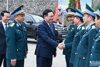 Chủ tịch Quốc hội Vương Đình Huệ với cán bộ, chiến sĩ Trung đoàn Không quân 921. 