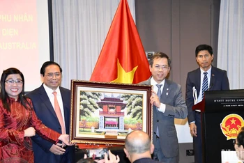 Thủ tướng Phạm Minh Chính tặng quà lưu niệm cho Đại sứ quán Việt Nam tại Australia.