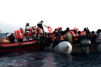 Lực lượng cứu hộ giải cứu người di cư trên vùng biển Địa Trung Hải. Ảnh tư liệu: TTXVN