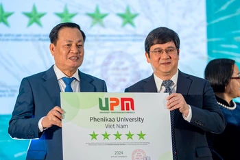 Đại diện Trường đại học Phenikaa, GS, TS Phạm Thành Huy nhận chứng nhận 5 sao UPM từ GS, TS Nguyễn Hữu Đức, Chủ tịch sáng lập UPM, Nguyên Phó Giám đốc Đại học Quốc gia Hà Nội.