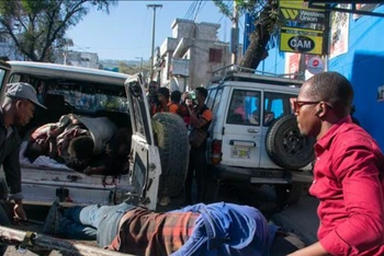 Chuyển thi thể nạn nhân trong một vụ bạo lực băng nhóm ở Pétionville, Port-au-Prince, Haiti, ngày 18/3/2024. Ảnh: TTXVN