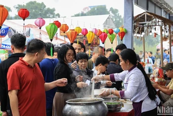 Festival Phở 2024 tổ chức tại tỉnh Nam Định thu hút nhiều khách đến tham quan và trải nghiệm.