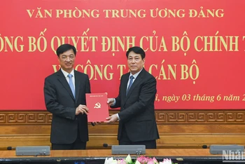 Thường trực Ban Bí thư Lương Cường trao Quyết định của Bộ Chính trị điều động, bổ nhiệm Thượng tướng Nguyễn Duy Ngọc giữ chức Chánh Văn phòng Trung ương Đảng.