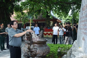 Thủ tướng Phạm Minh Chính và Đoàn công tác dâng hương, hoa tại Khu di tích lịch sử Quốc gia 27/7 ở xóm Bàn Cờ, thị trấn Hùng Sơn, huyện Đại Từ, tỉnh Thái Nguyên.