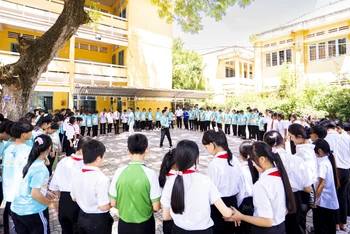 Học bổng "Tay cộng tay" thắp sáng ước mơ đến trường cho học sinh có hoàn cảnh khó khăn ở Đồng bằng sông Cửu Long.