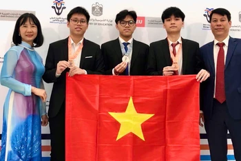 3 học sinh Việt Nam (đứng giữa) đoạt huy chương.