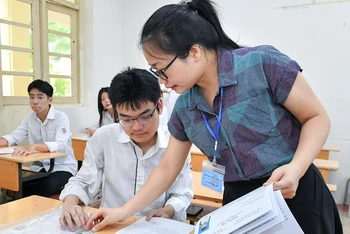 Thí sinh làm thủ tục dự thi tốt nghiệp trung học phổ thông năm 2023 tại Hà Nội. (Ảnh: Thành Đạt)