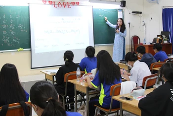 Giờ học của học sinh Trường trung học phổ thông Nguyễn Du (quận 10, Thành phố Hồ Chí Minh)