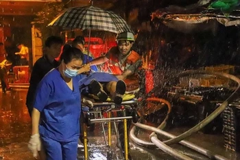 Nỗ lực cứu hộ nạn nhân vụ cháy chung cư mini tại Khương Hạ trong đêm 12/9. (Ảnh: nhandan.vn)