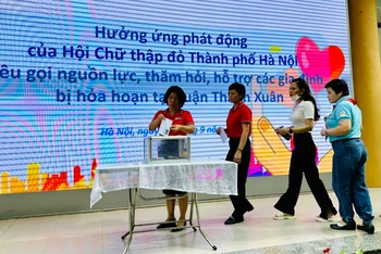Cán bộ, giáo viên và học sinh Trường tiểu học Đại Yên (quận Ba Đình) tổ chức quyên góp ủng hộ