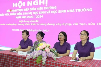 Trường trung học cơ sở Nguyễn Trãi tổ chức đối thoại.