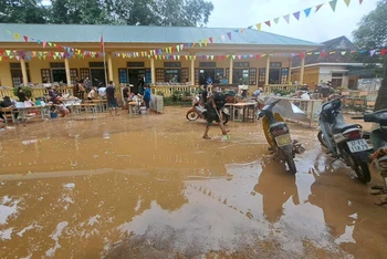 Người dân và các lực lượng ở huyện Quỳ Châu (Nghệ An) hỗ trợ trường học khắc phục hậu quả mưa lũ. (Ảnh: Thành Châu)