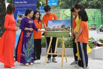 Học sinh Trường trung học cơ sở Nguyễn Trãi, Ba Đình, Hà Nội được bồi đắp kiến thức lịch sử thông qua triển lãm ảnh.