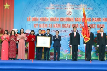 Trường trung học phổ thông Yên Hòa đón nhận Huân chương Lao động hạng Nhất.