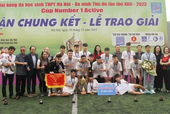 Trường trung học phổ thông Phan Huy Chú-Thạch Thất đã bảo vệ thành công ngôi vô địch.