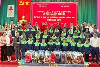 Tặng quà với học sinh vùng cao.