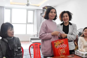 Đại diện Công đoàn ngành Giáo dục Hà Nội tặng quà giáo viên dịp Tết Nguyên đán năm 2023.