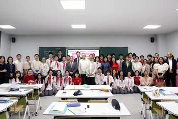 Đoàn Ủy ban giáo dục quốc hội Philippines giao lưu với thầy và trò Trường trung học cơ sở Chu Văn An, Tây Hồ, Hà Nội. 