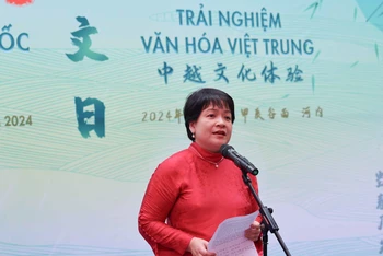 Nhà giáo Trần Thùy Dương, Hiệu trưởng Trường trung học phổ thông chuyên Hà Nội - Amsterdam phát biểu ý kiến tại buổi giao lưu.