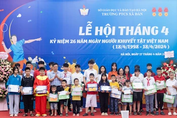 Tặng quà cho những học sinh khuyết tật vượt khó, vươn lên trong học tập.