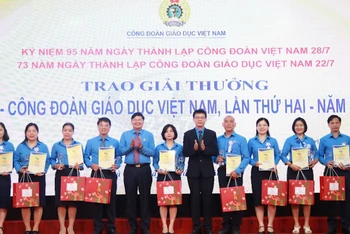 Các nhà giáo vinh dự nhận giải thưởng 22/7-Công đoàn Giáo dục Việt Nam.