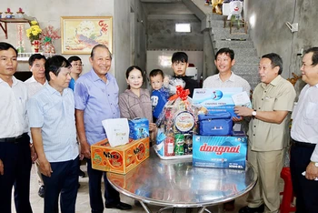 Đồng chí Trương Hòa Bình cùng đại diện lãnh đạo các cơ quan Trung ương, địa phương và Ban tổ chức tặng quà động viên gia đình ngư dân có hoàn cảnh khó khăn ở huyện Gio Linh.