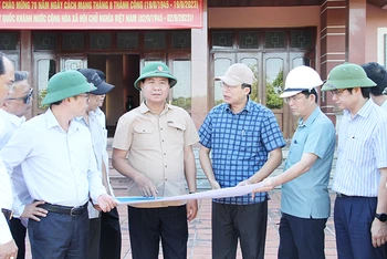 Đồng chí Võ Văn Hưng kiểm tra tiến độ thực hiện Dự án thành phần 1, Khu lưu niệm Tổng Bí thư Lê Duẩn.