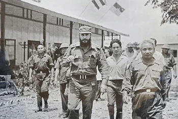 Lãnh tụ Cuba Fidel Castro thăm khu trụ sở Chính phủ Cách mạng lâm thời Cộng hòa miền nam Việt Nam tại huyện Cam Lộ ngày 15/9.
