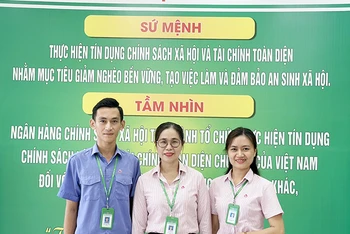 Các cán bộ, nhân viên Phòng Giao dịch Ngân hàng Chính sách xã huyện huyện Vĩnh Linh trực tiếp giúp bà H. thoát khỏi lừa đảo.