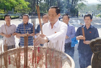 Phó Chủ tịch Quốc hội Thượng tướng Trần Quang Phương và lãnh đạo tỉnh Quảng Trị dâng hương các anh hùng liệt sĩ tại Nghĩa trang Liệt sĩ quốc gia Trường Sơn .