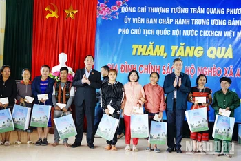 Phó Chủ tịch Quốc hội Trần Quang Phương và lãnh đạo tỉnh Quảng Trị tặng quà Tết cho các gia đình chính sách ở xã A Ngo, huyện Đakrông.