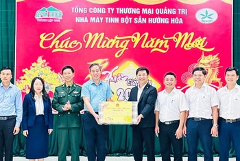 Đồng chí Nguyễn Đăng Quang tặng quà chúc Tết Nhà máy tinh bột sắn Hướng Hóa. 