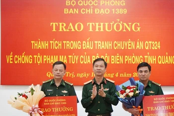 Thiếu tướng Nguyễn Thanh Huy, Cục trưởng Cục Điều tra hình sự Bộ Quốc phòng trao tiền thưởng 40 triệu đồng cho mỗi đơn vị tham gia phá án.