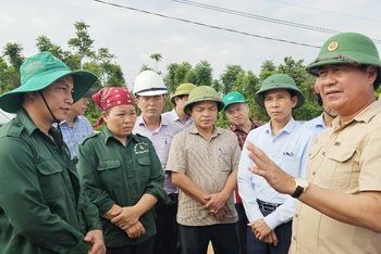 Đồng chí Võ Văn Hưng động viên các hộ dân trên địa bàn xã Gio An, huyện Gio Linh sớm bàn giao mặt bằng, xây dựng nhà cửa ổn định cuộc sống.