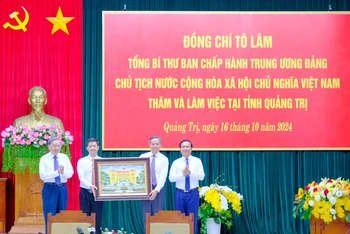 Tổng Bí thư, Chủ tịch nước Tô Lâm tặng quà cho tỉnh Quảng Trị ngày 16/10/2024