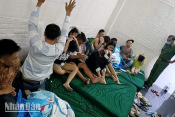 Các đối tượng sử dụng trái phép chất ma túy trong nhà nghỉ ở thành phố Rạch Giá, tỉnh Kiên Giang. (Ảnh: Công an cung cấp).