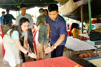 Thành viên Đoàn công tác tỉnh Kiên Giang thắp hương phần hài cốt liệt sĩ do Đội K92 tìm kiếm, quy tập trên nước bạn Campuchia.