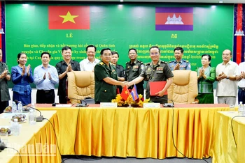 Đại diện Ban Chuyên trách tỉnh Kiên Giang và Ban Chuyên trách tỉnh Kampot (Vương quốc Campuchia) ký biên bản bàn giao hài cốt liệt sĩ. 