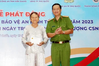 Đại tá Nguyễn Nhật Trường, Phó Giám đốc Công an tỉnh Kiên Giang trao quà tặng cựu tù chính trị đang sinh sống trên địa bàn thành phố Phú Quốc. (Ảnh: Công an cung cấp)