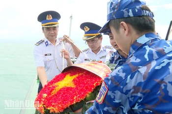 Cán bộ, chiến sĩ Bộ Tư lệnh Vùng Cảnh sát biển 4 thả vòng hoa tưởng niệm các Anh hùng, liệt sĩ hy sinh trên thềm lục địa phía Nam. (Ảnh: Bộ Tư lệnh Vùng Cảnh sát biển 4 cung cấp).