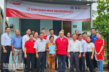 Bàn giao nhà đại đoàn kết cho bà Trần Thị Lý (72 tuổi), ngụ ấp Ba Núi, xã Bình An, huyện Kiên Lương, tỉnh Kiên Giang. 