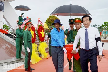 Lãnh đạo tỉnh Kiên Giang thực hiện nghi thức an táng tại Nghĩa trang liệt sĩ huyện Hòn Đất, tỉnh Kiên Giang. 