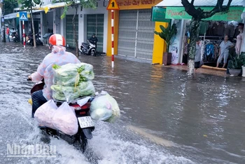 Tuyến đường chính Nguyễn Trung Trực, thành phố Rạch Giá ngập sâu trong biển nước.