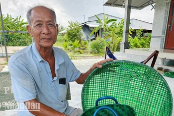 Ông Nguyễn Văn Lẹ đan dây nhựa buộc gạch thành nhiều vật dụng hữu ích. 