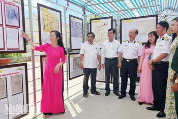 Đại biểu được giới thiệu ảnh triển lãm bản đồ và tư liệu về chủ quyền Hoàng Sa, Trường Sa của Việt Nam. 